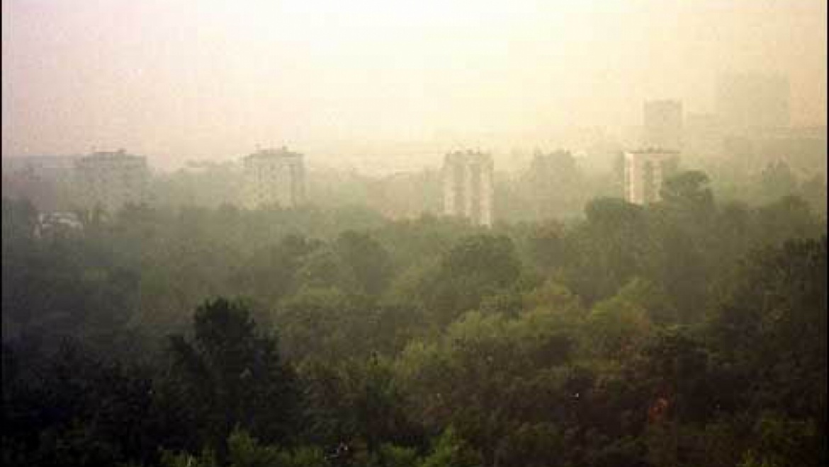 Гарь над городом. Горели торфяники в Москве в 2010. Гарь над Москвой лето 2010. Город в желтой дымке. В воздухе запах гари