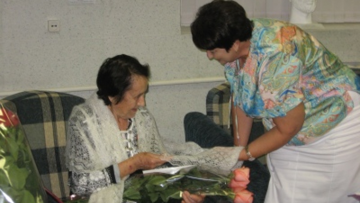 И.о. министра здравоохранения Тамара Семивеличенко провела  встречу с 90-летним ветераном здравоохранения Марией Дубровиной      