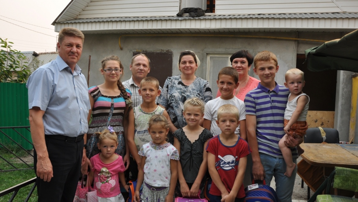 Андрей Шевченко вручил ранцы оренбургской семье, в которой воспитывают 12 детей