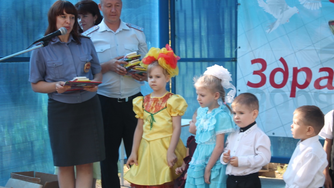 Полиция поздравили воспитанников детского приюта «Лучик» с наступающим учебным годом