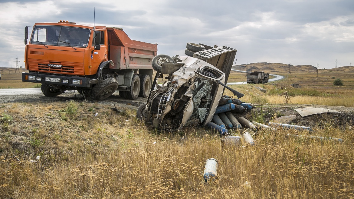 Под Орском столкнулись Камаз и Газель