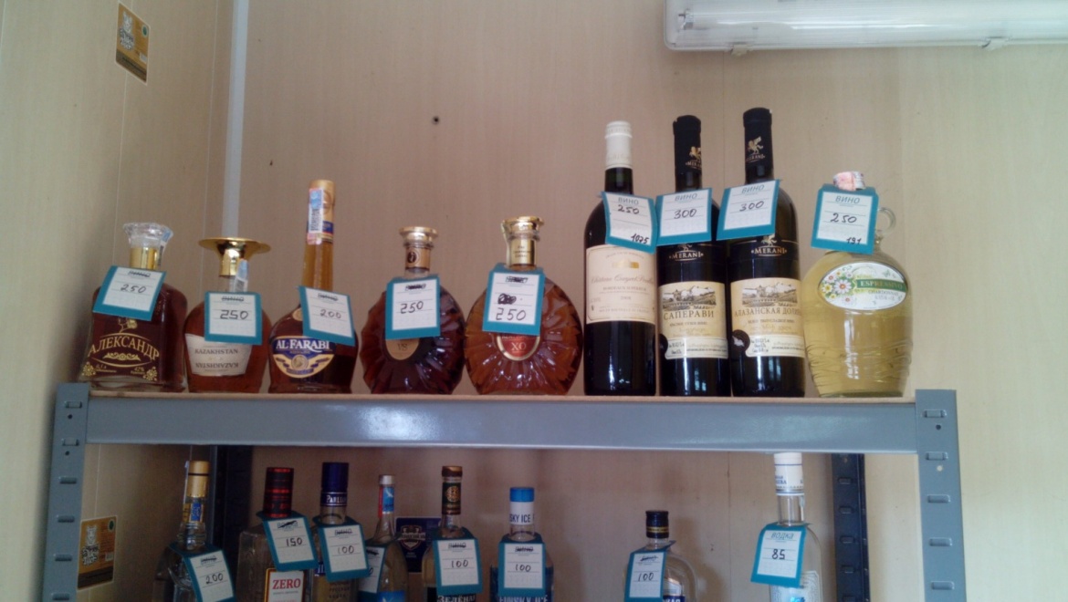 Сотни бутылок казахского алкоголя изъято из гаража