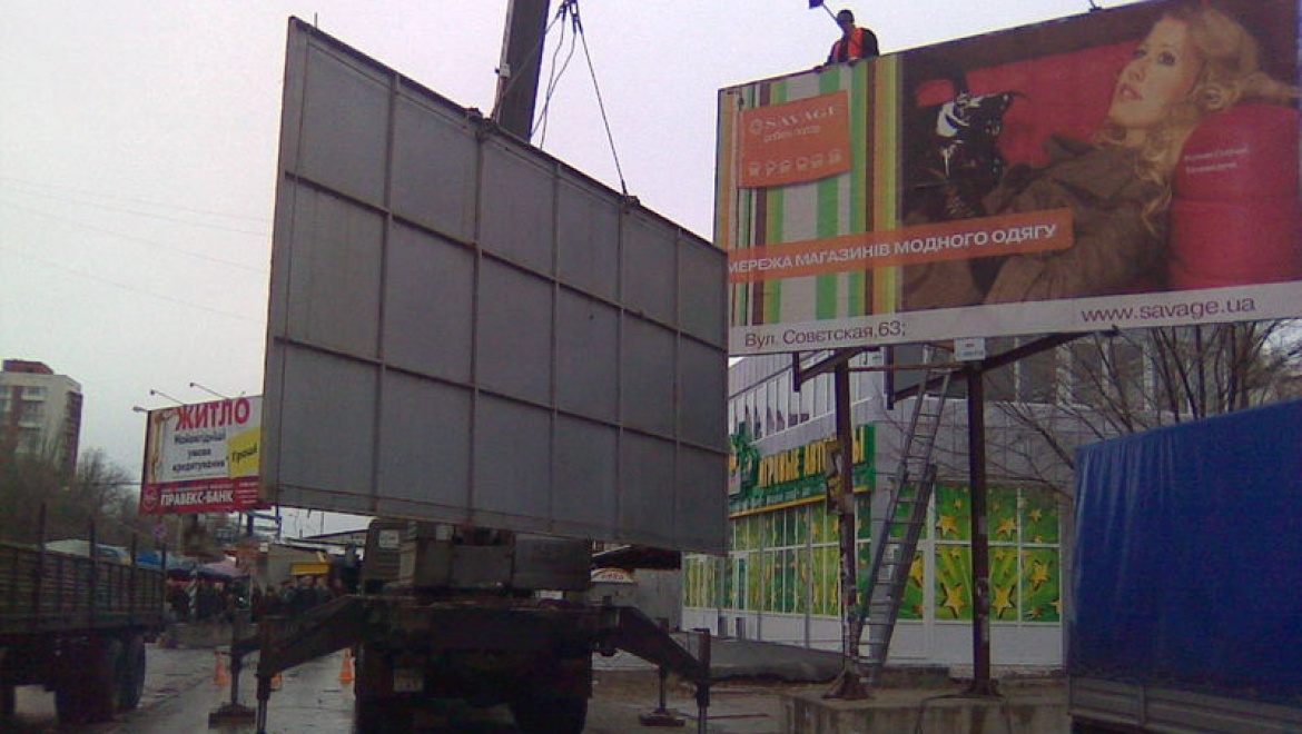 В Оренбурге приступили к демонтажу незаконных конструкций