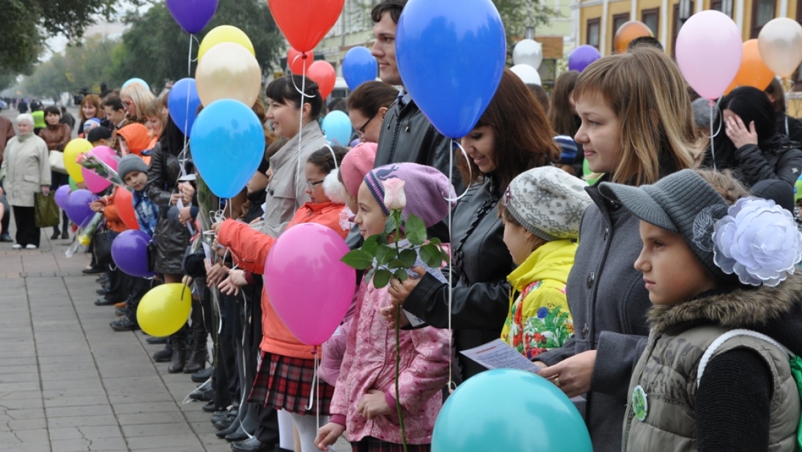 Накануне Дня учителя в Оренбурге прошло шествие молодых педагогов