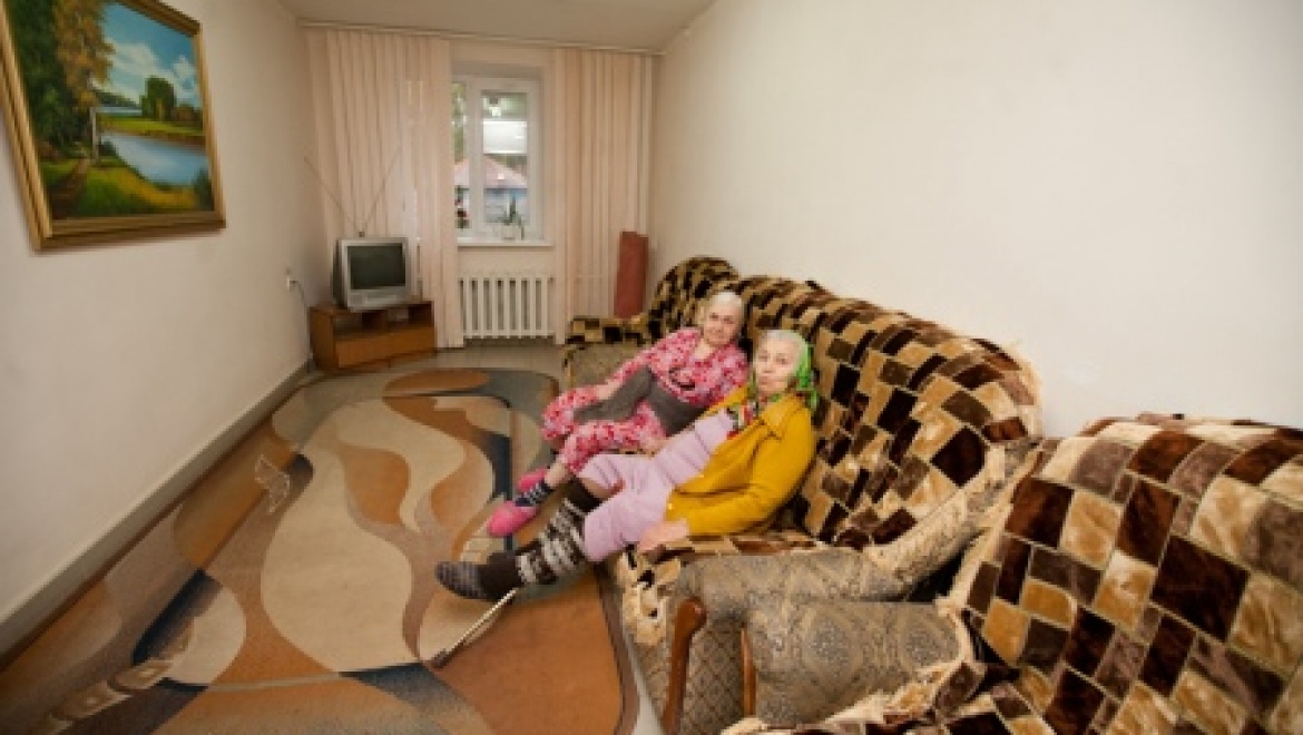 Губернатор Юрий Берг посетил геронтологический центр «Долголетие»