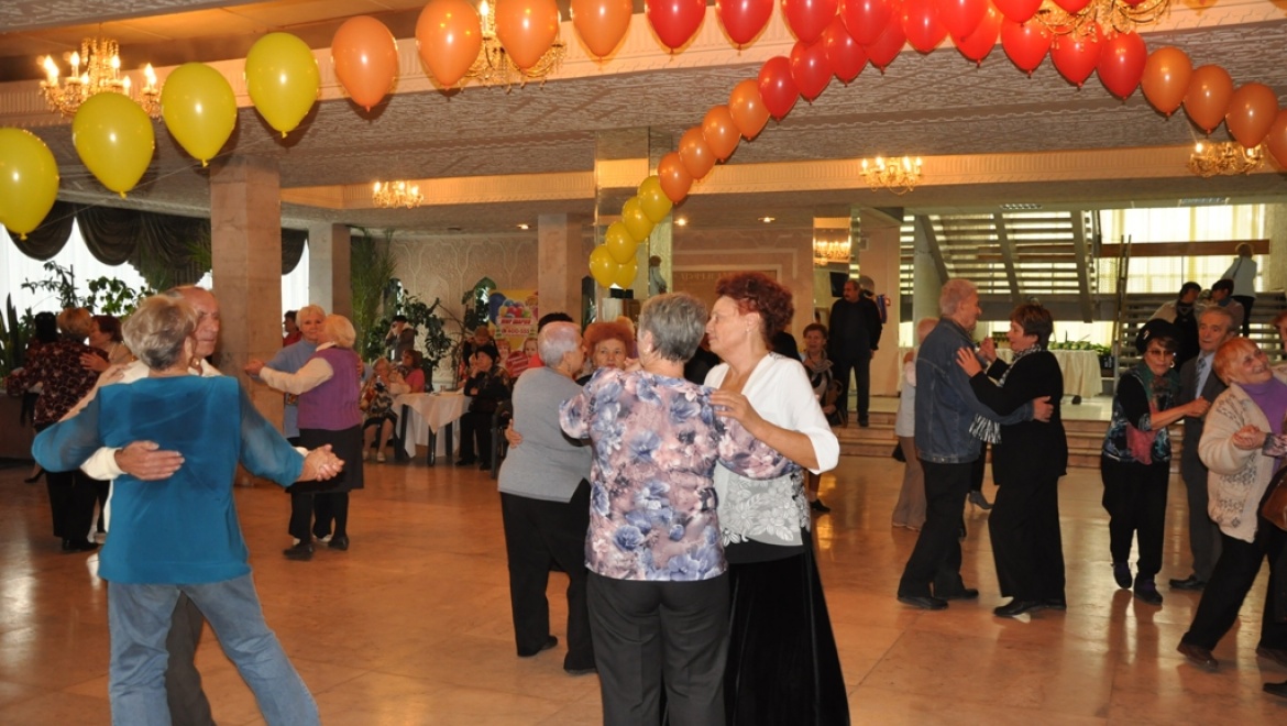 В Оренбурге отмечают международный День пожилых людей   