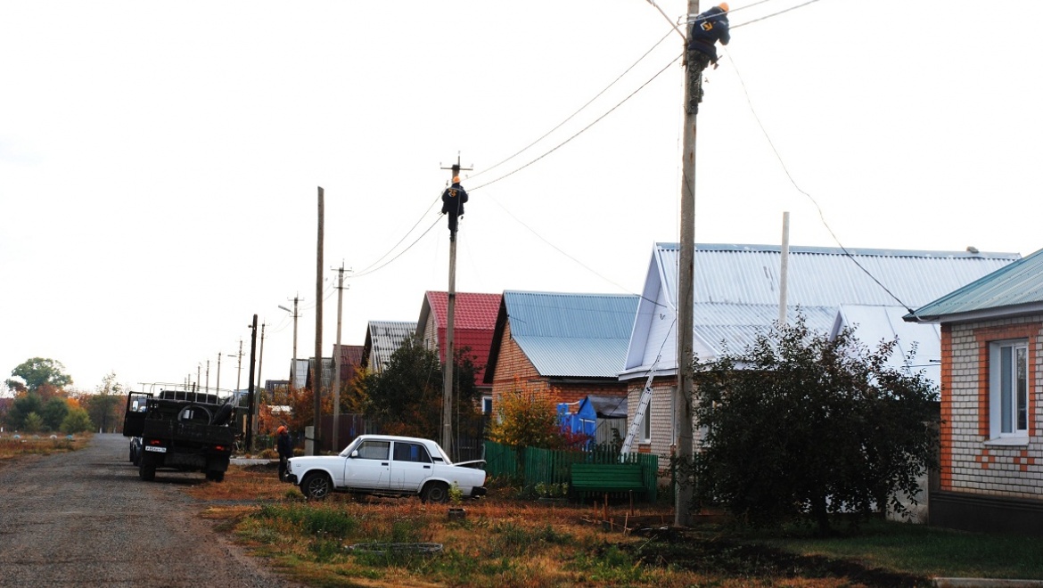 В поселке Ивановка завершается реконструкция электрических сетей