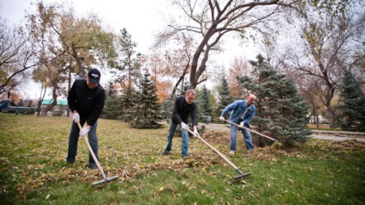 Члены Правительства и сотрудники министерств и ведомств области в полном составе вышли на субботник