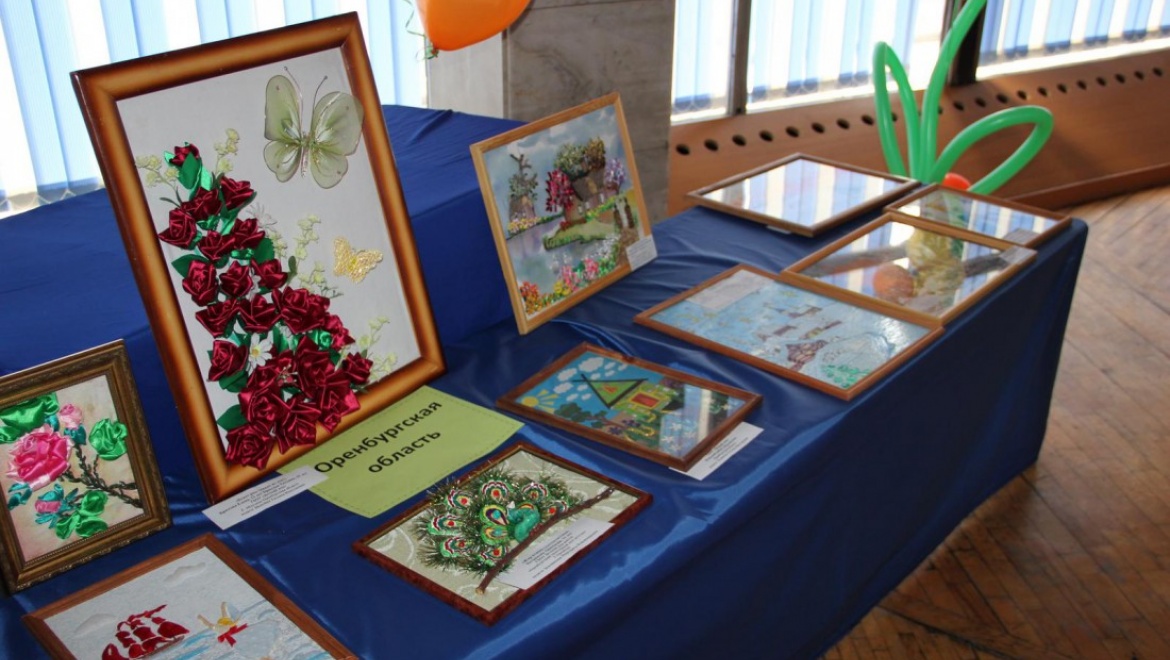 Воспитанницы детских домов Оренбуржья стали победителями окружной выставки «МастерОК»
