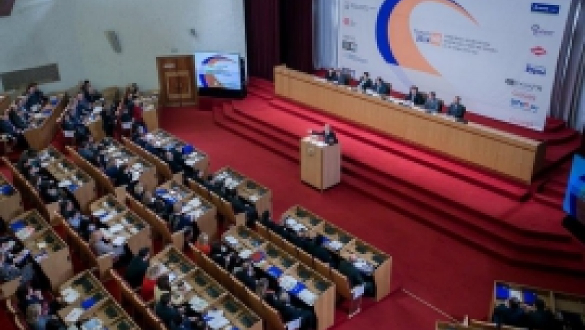 Рустэм Хамитов выступил на пленарном заседании III Межрегионального кадрового форума