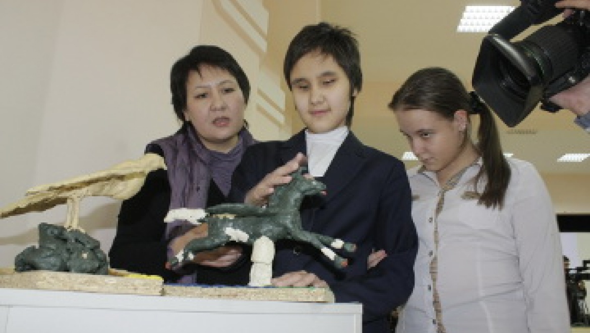 В Алматы открылась выставка скульптур незрячих и слабовидящих детей