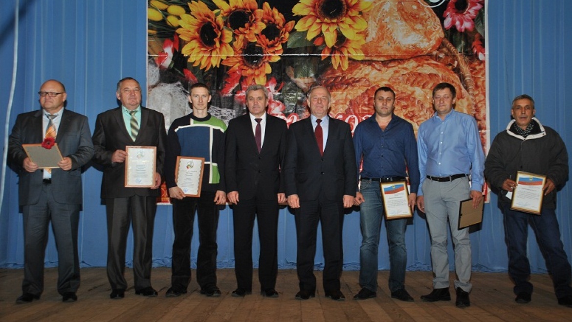 В селе Краснохолм наградили тружеников сельского хозяйства