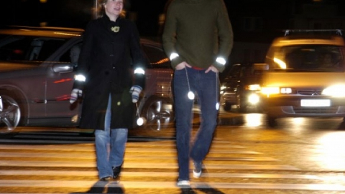 Правительство обязало пешеходов применять светоотражающие элементы в одежде