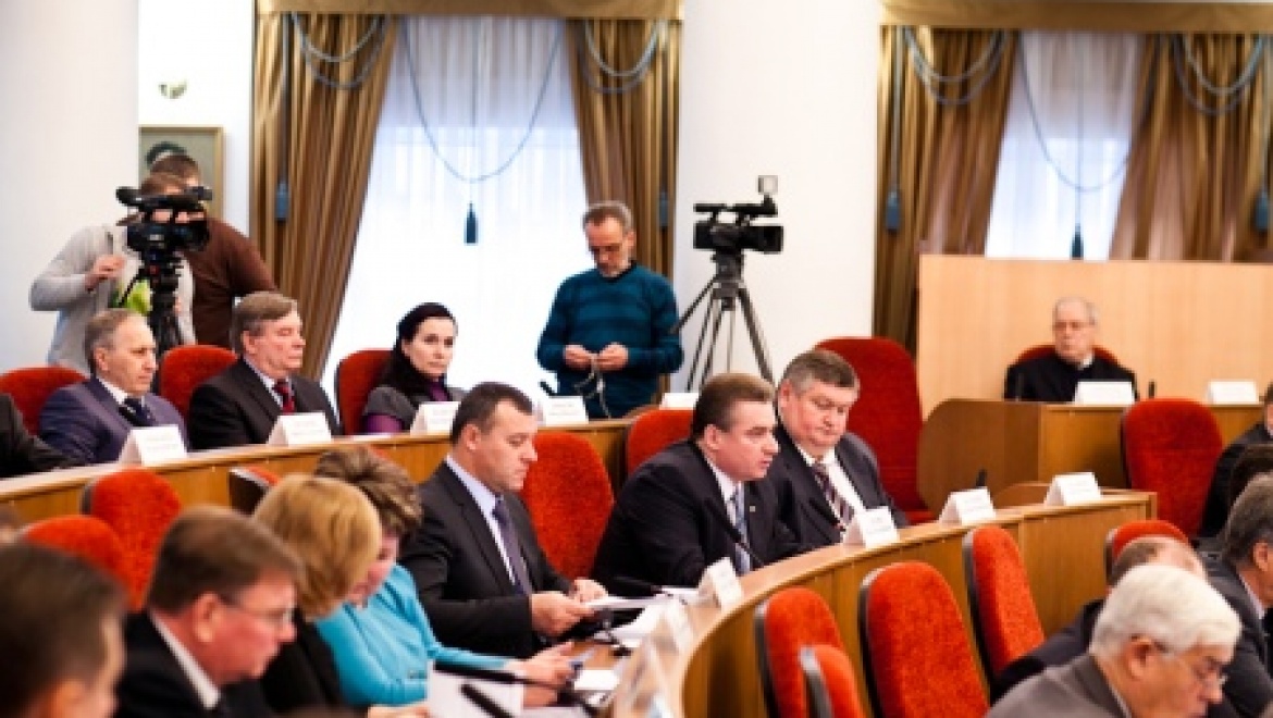 Депутаты областного парламента на внеочередном заседании приняли решения по двум вопросам