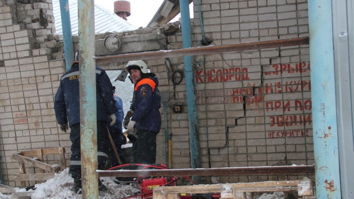 Два человека пострадали при обрушении стены здания на ул.Обнорского в Казани