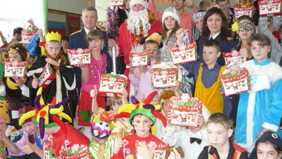 Оренбургские следователи отправились с праздником к детям-сиротам
