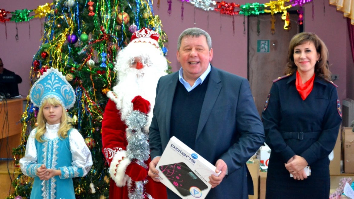 Сотрудники полиции поздравили воспитанников детских домов с наступающим Новым годом   