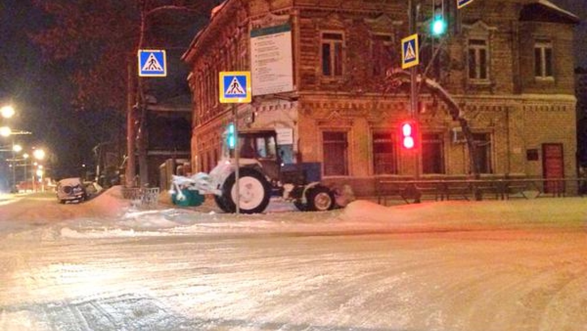 В ночную смену на уборке городских территорий от снега работало 262 единицы спецтехники