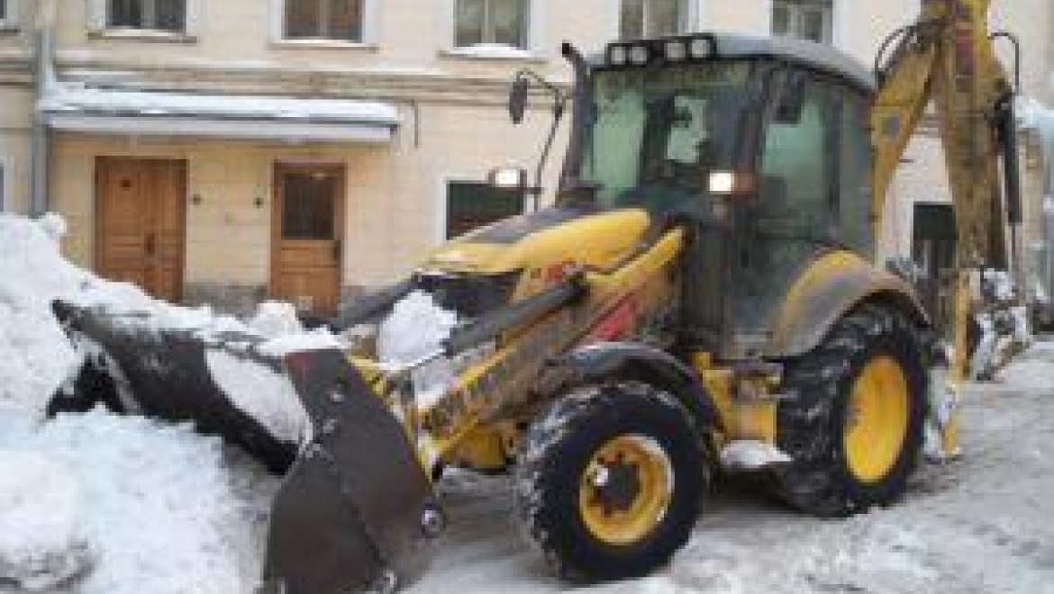 За минувшие сутки с улиц Казани было вывезено более 11 тыс. тонн снега и смета