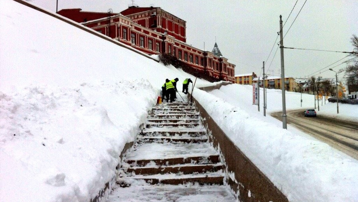 В дневную и ночную смену минувших суток на расчистке города от снега в усиленном режиме работали муниципальные службы благоустройства