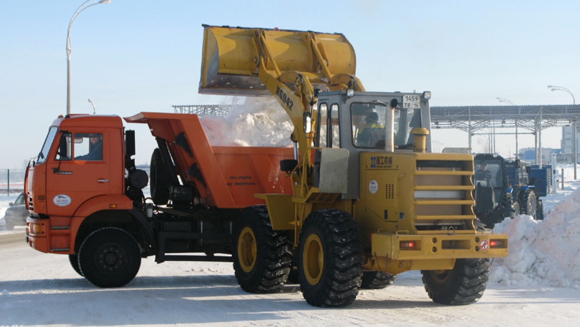 За минувшие сутки с улиц Казани было вывезено более 8,7 тыс. тонн снега и смета