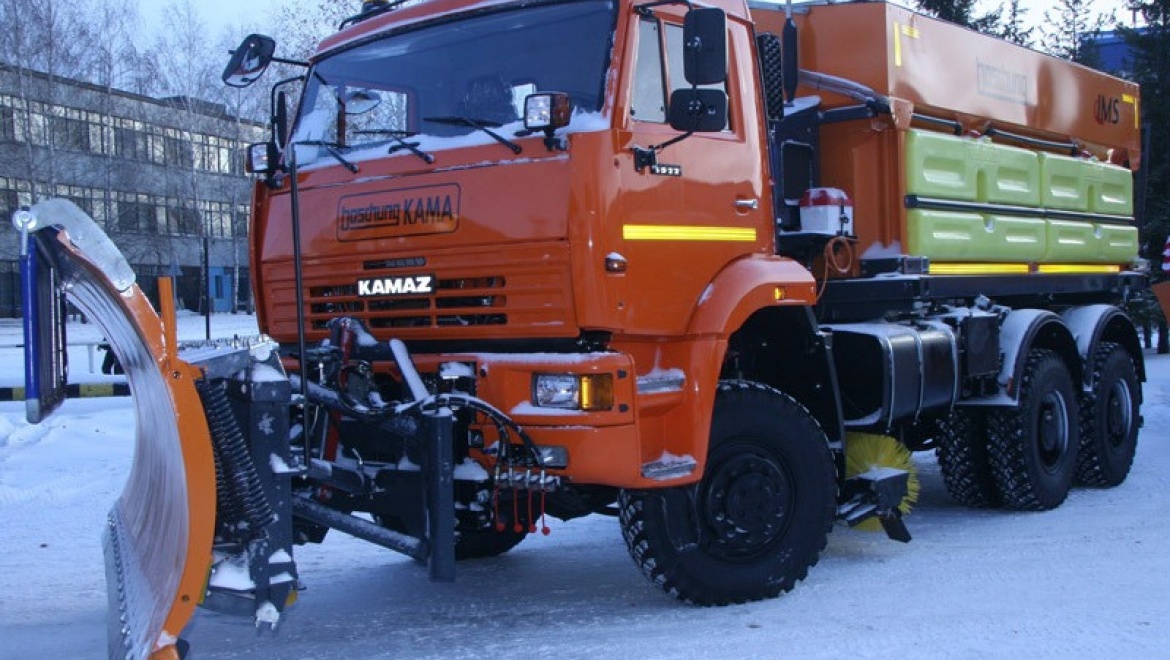 За минувшие сутки с улиц Казани было вывезено более 13 тыс. тонн снега и смета