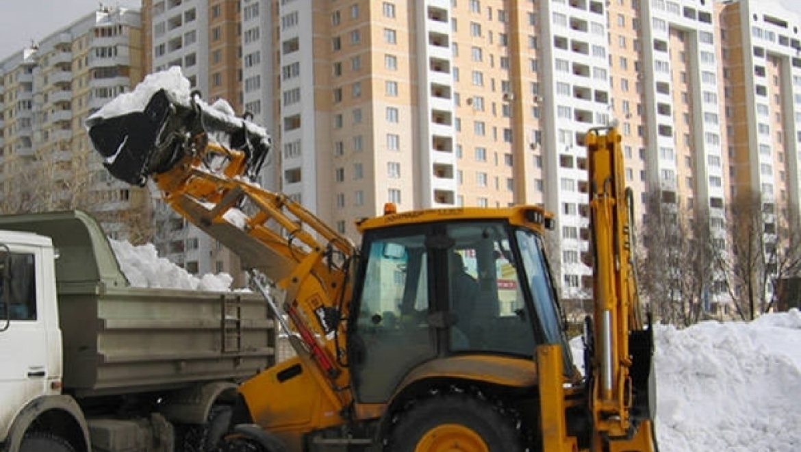 За минувшие сутки с улиц Казани было вывезено почти 4 тыс. тонн снега и смета