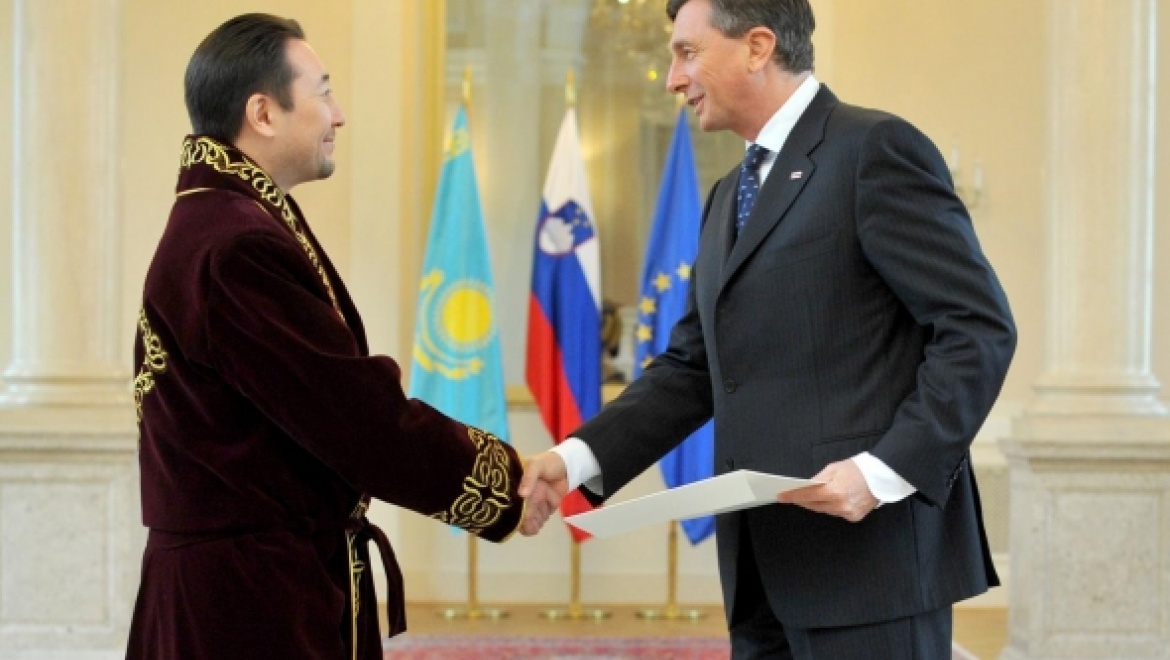 Казахстанский дипломат посещает первых лиц европейских стран в чапане