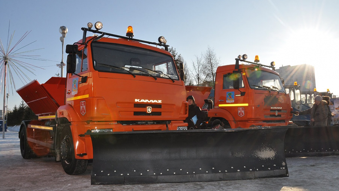 За последние сутки с улиц Казани было вывезено более 17,7 тыс. тонн снега и смета