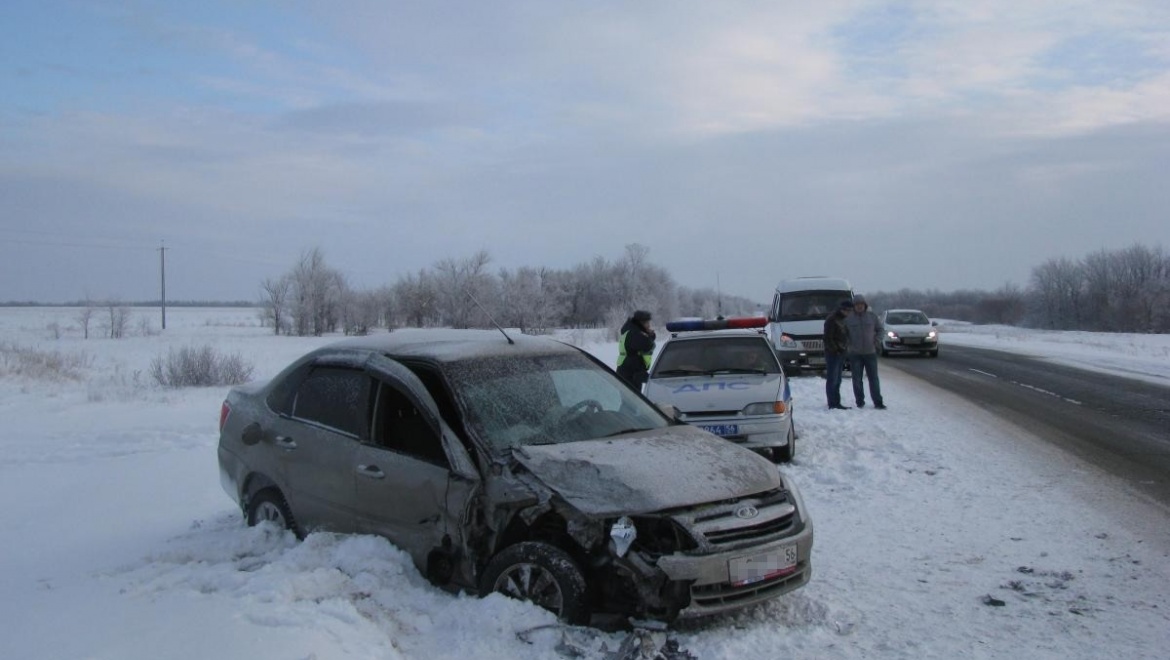 На трассе Оренбург-Илек женщина-водитель с ребенком попали в ДТП