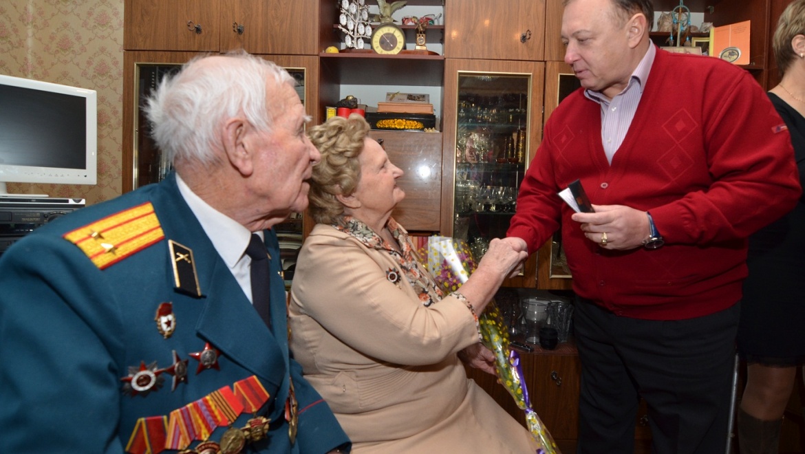 Супружеская пара ветеранов Великой Отечественной войны получила медали «За заслуги перед Оренбургом» II степени