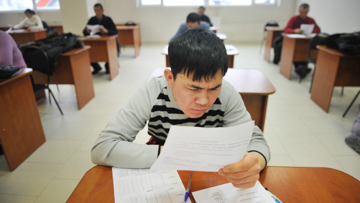 В КФУ начали принимать экзамены у трудовых мигрантов