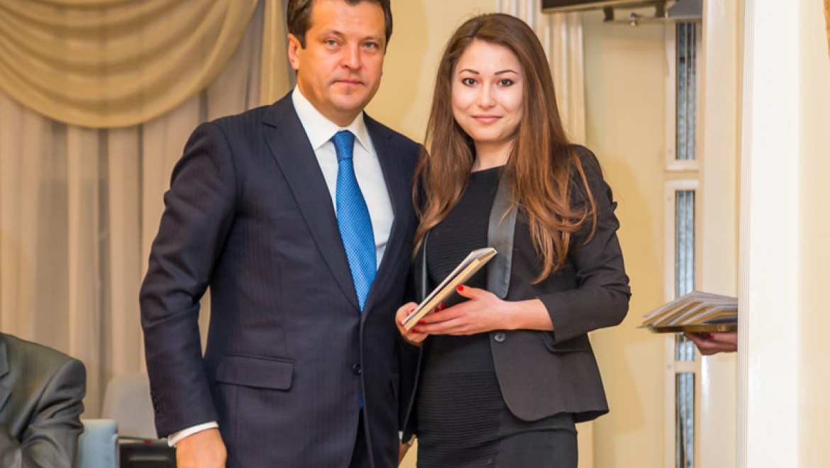 В Исполкоме Казани вручили удостоверения пяти новым сотрудникам