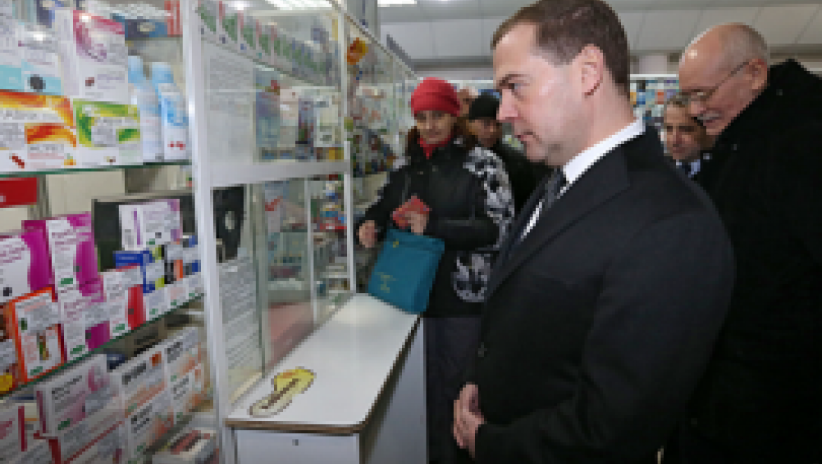 Дмитрий Медведев и Рустэм Хамитов провели мониторинг цен на лекарства в Уфе