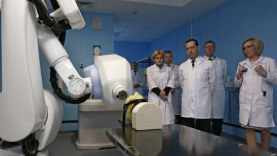 Дмитрий Медведев и Рустэм Хамитов осмотрели уфимский Центр ядерной медицины