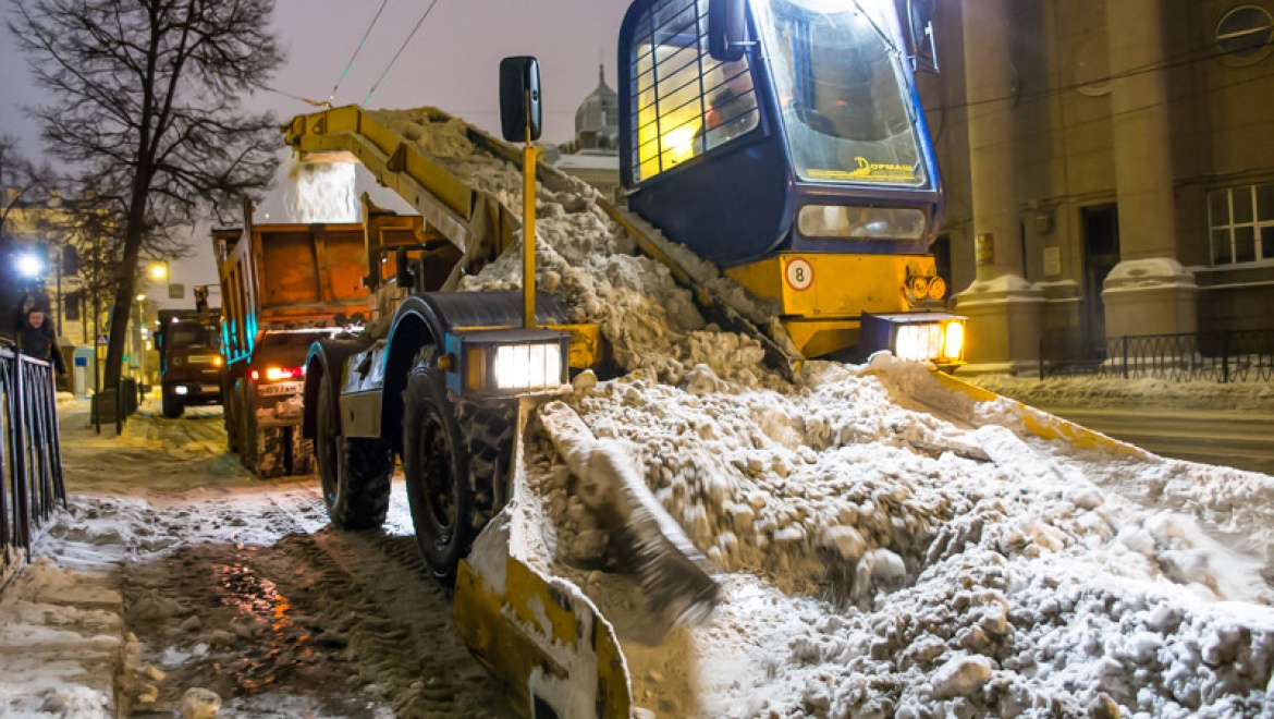 За минувшие сутки с улиц Казани было вывезено более 14 тыс.тонн снега и смета