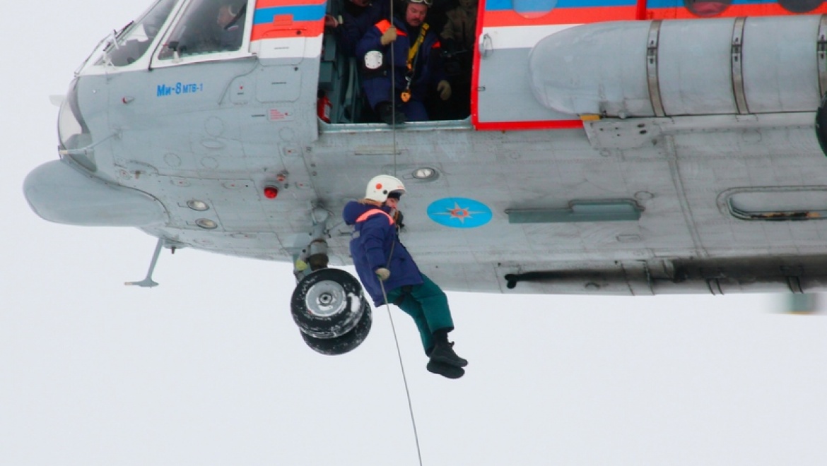Казанские спасатели отработали беспарашютное десантирование с вертолета «МИ-8»