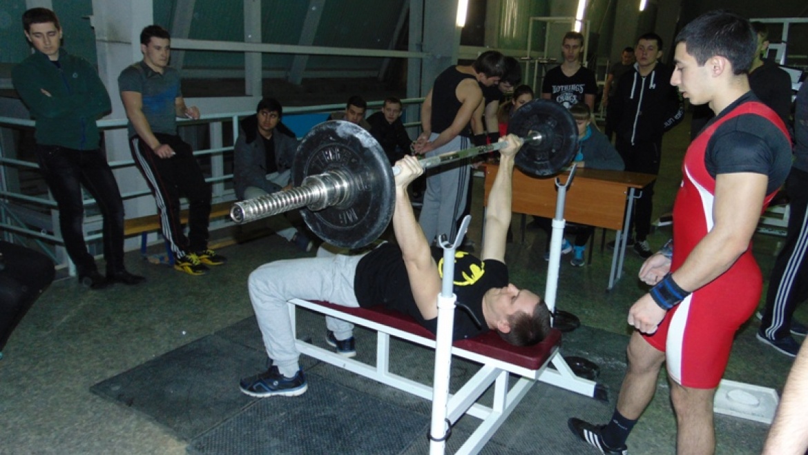 50 студентов вышли помериться силой в турнире по русскому жиму 