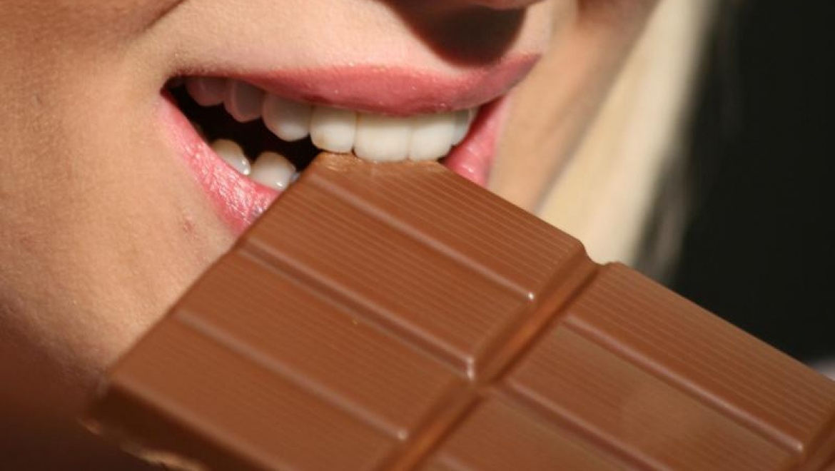 Подросток украл из магазина 49 плиток шоколада