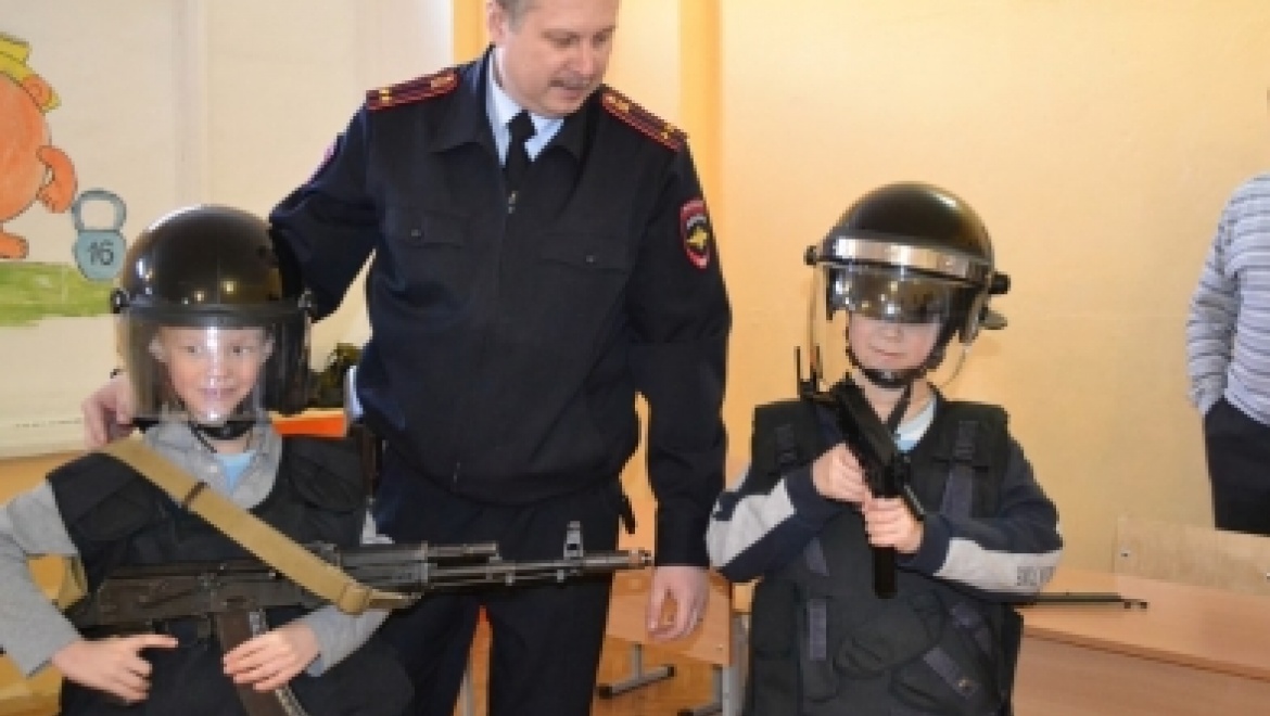 Полицейские экипировали школьников касками и бронежилетами