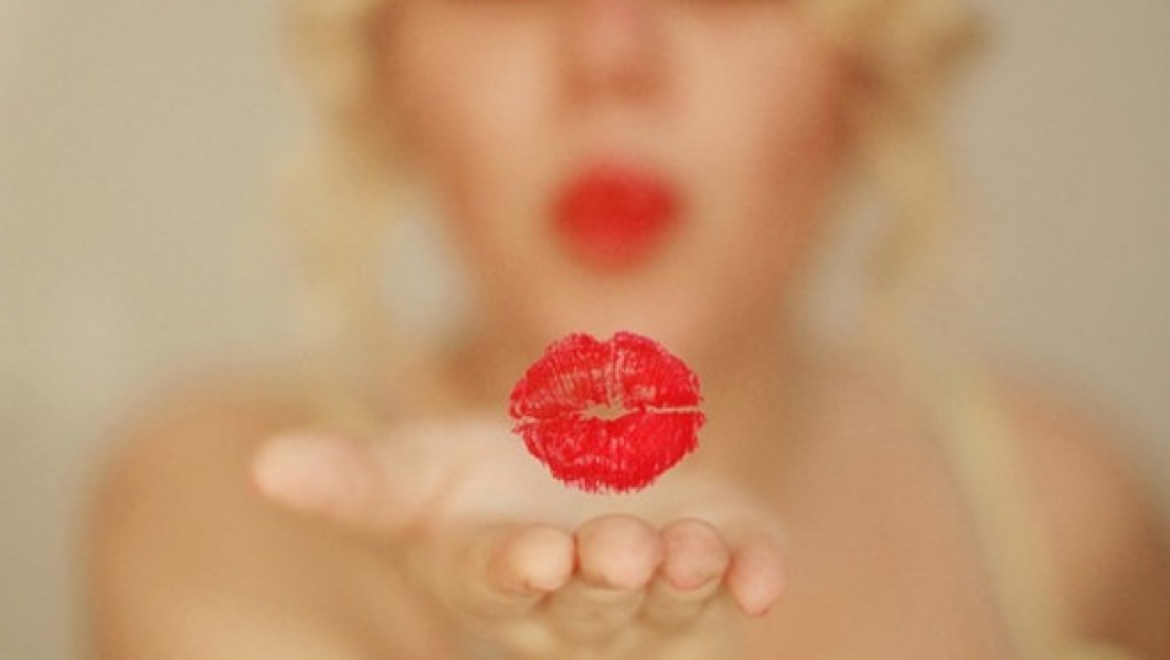 Управление ЗАГС Казани объявляет фотоконкурс среди молодоженов «Первый поцелуй»