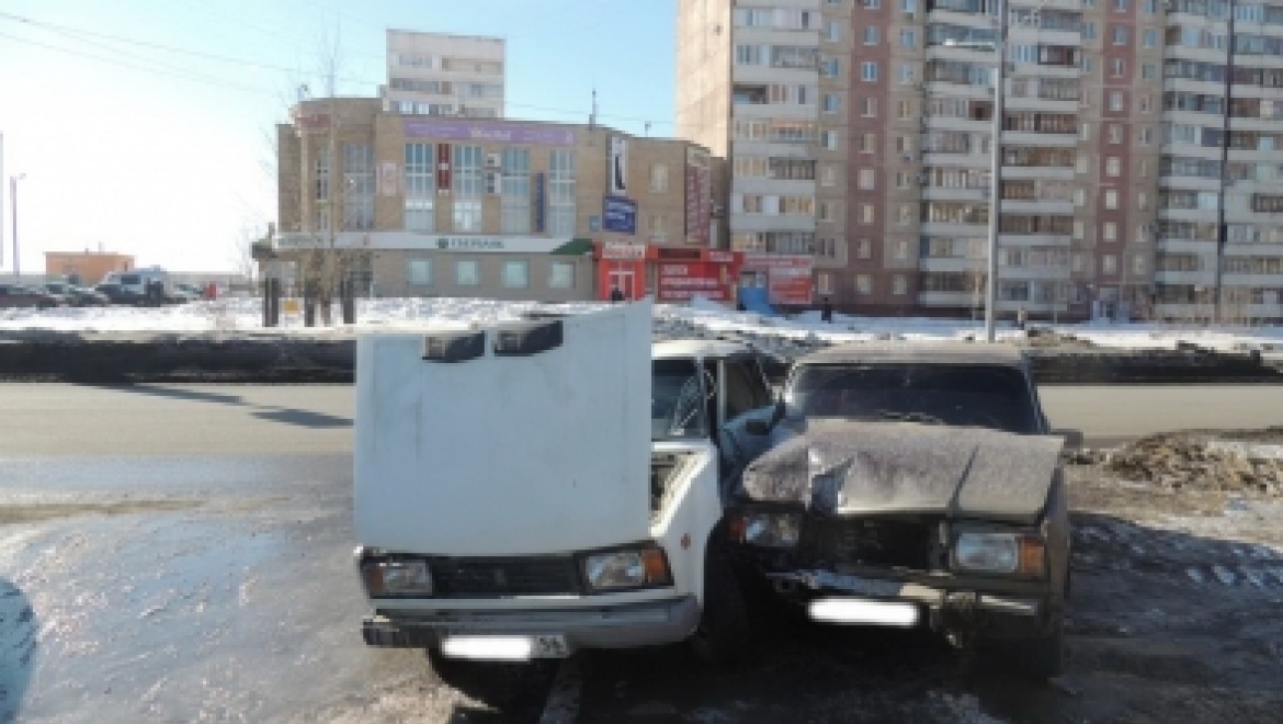 ДТП на Салмышской: два "ВАЗа" не поделили дорогу