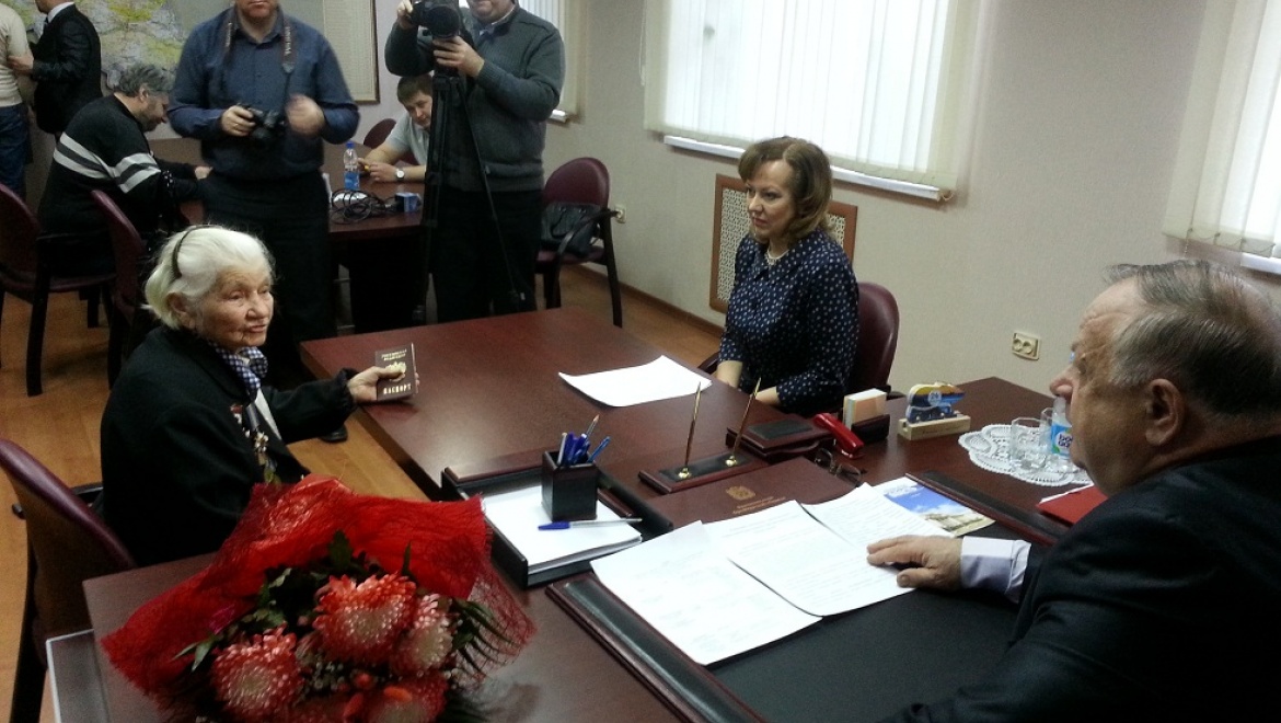 Ветеран ВОВ из Луганска получила паспорт гражданина России