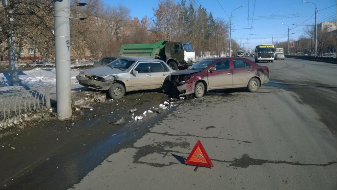 ДТП на проспекте Дзержинского: «Джеели» не уступил «ВАЗу»