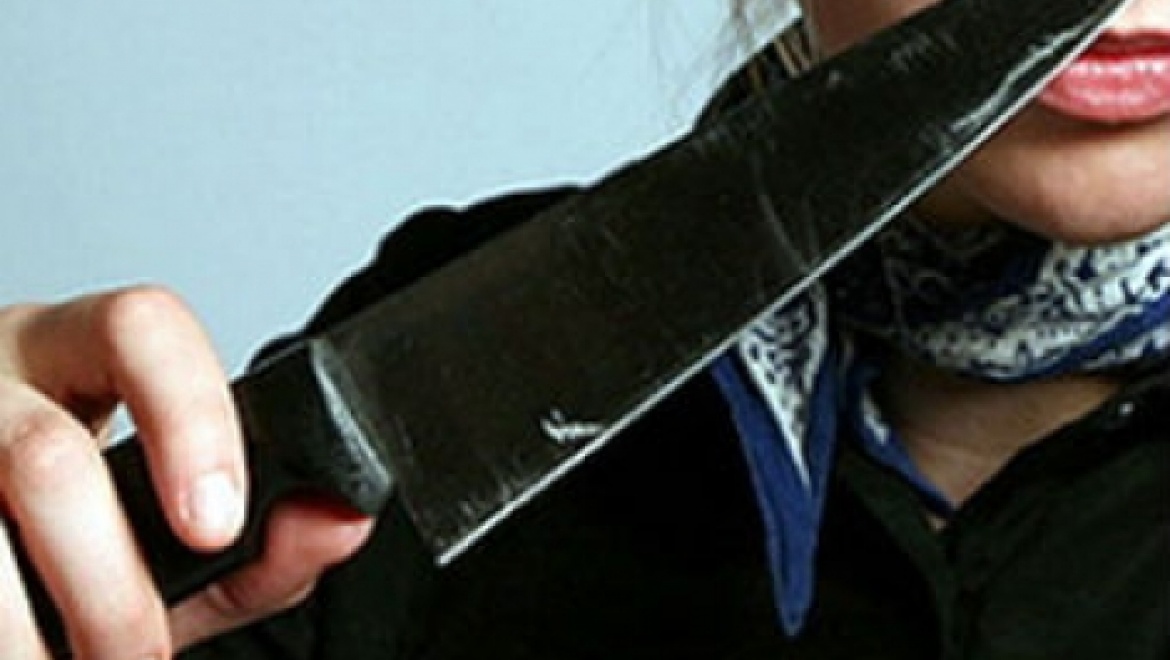 Опасная домохозяйка: жена подшофе чуть не зарезала мужа