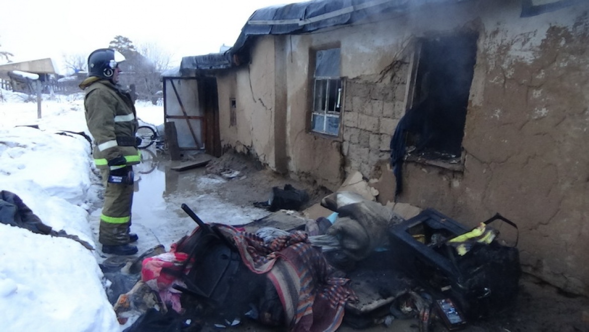 Полицейские на руках вытащили мужчину из горящего дома