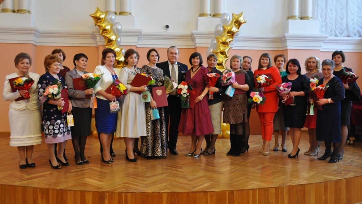 В мэрии наградили победительниц общегородского конкурса «Женщина года-2015»    