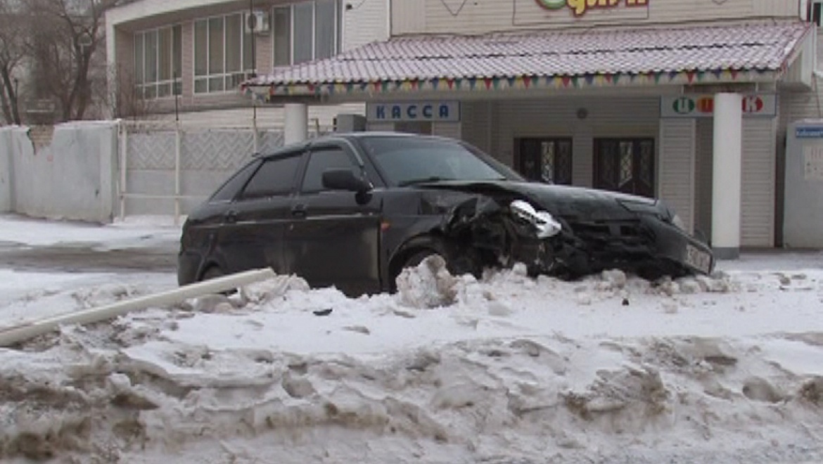 ДТП в центре города: легковушка протаранила шлагбаум у цирка