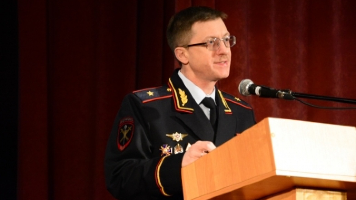 Главный полицейский поздравил сотрудниц с праздником