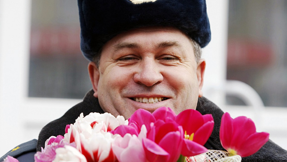 Инспекторы ГИБДД останавливали женщин-водителей, чтобы вручить букеты цветов